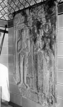 La pierre tombale du gouverneur Robert de Lynden dans l’église de Theux. Photo de 1943 © KIK-IRPA, Bruxelles