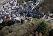 Vue aérienne du site de Bouvignes avec la forteresse de Crèvecœur et les vestiges d’une tour de défense au pied de l’église. Photo G. Focant © SPW-Patrimoine