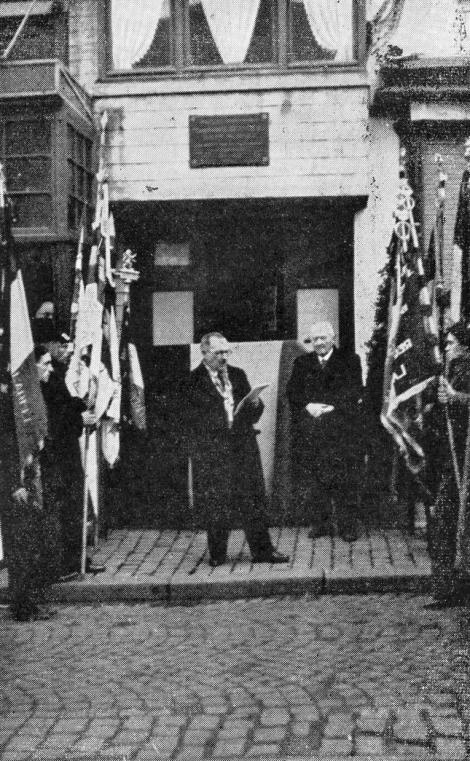 Inauguration de la plaque commémorative apposée sur sa maison natale. (La Louvière, 17 novembre 1946)