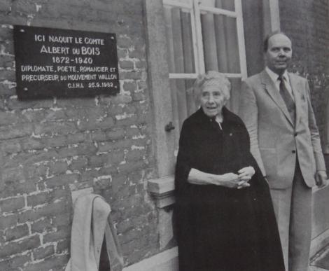 Inauguration de la plaque commémorative Albert du Bois sur la maison de famille d’Écaussinnes, en présence de madame de Prelle de la Nieppe et de Marcel Jacobs, premier bourgmestre du « Grand Écaussinnes ». Photographie extraite de la revue Val Vert, 4e trimestre 1982, n°40, p. 82-84