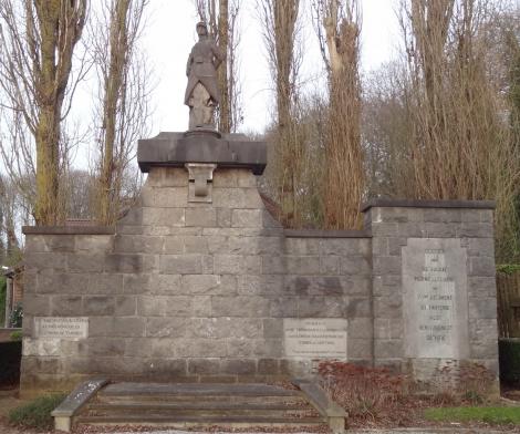 Pierre commémorative Pierre Lefeuvre sur le monument aux soldats français tombés en août 1914