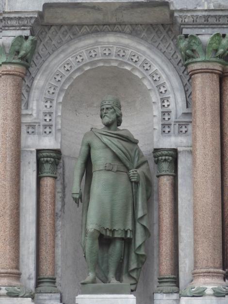 Statue Pépin de Herstal sur le monument Charlemagne
