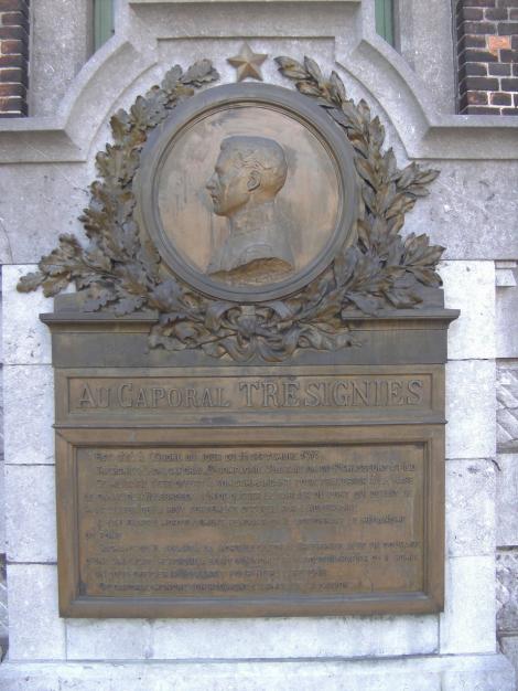 Plaque, bas-relief et médaillon Léon Trésignies